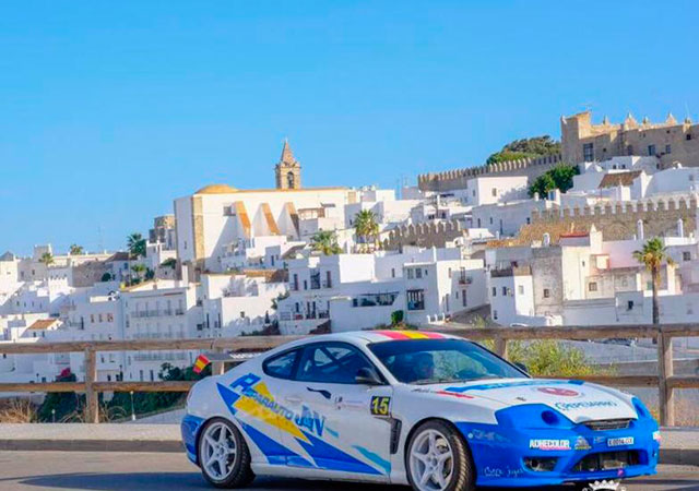 Coche en la carrera con Vejer de fondo